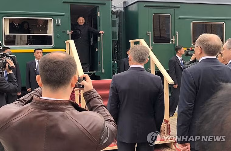 Một trong chủ đề chính của hội nghị là thảo luận vấn đề giải trừ hạt nhân trên bán đảo Triều Tiên, cũng như các biện pháp thúc đẩy quan hệ Nga - Triều. Đây là chuyến công du nước ngoài đầu tiên của ông Kim Jong-un kể từ sau hội nghị thượng đỉnh với Tổng thống Mỹ Donald Trump hồi tháng 2 tại Hà Nội. Ảnh: Yonhap.