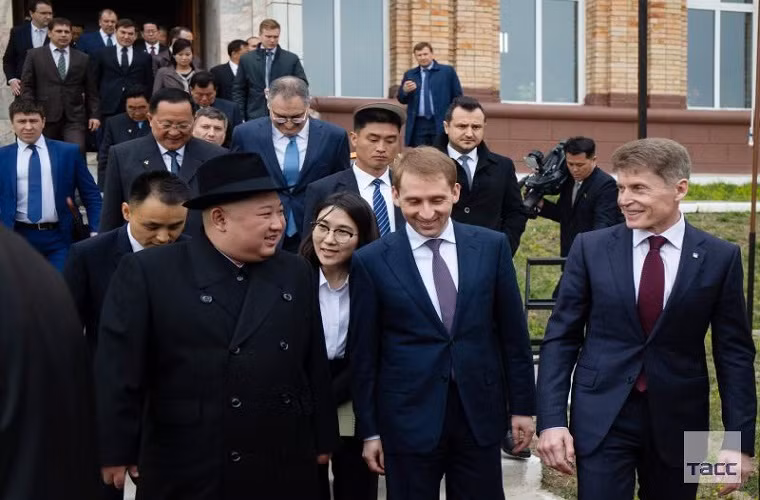 Sau khi dừng chân tại ga Khasan, đoàn tàu chở ông Kim Jong-un tiếp tục di chuyển đến thành phố Vladivostok (Viễn Đông) để họp thượng đỉnh với Tổng thống Vladimir Putin. Ảnh: TASS.