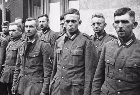 Lính Đức bị quân Ba Lan bắt làm tù binh ở Warsaw vào ngày 2/10/1939.