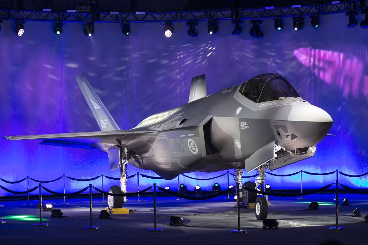-35 Lightning II là dòng máy bay chiến đấu thế hệ 5 được hãng Lockheed Martin chế tạo cho Quân đội Mỹ cũng như giành cho xuất khẩu. F-35 được trang bị hệ thống vũ khí hiện đại, sở hữu thiết kế tàng hình, cùng khả năng thực hiện hành trình bay siêu âm. Nguồn ảnh: DefenceTalk.