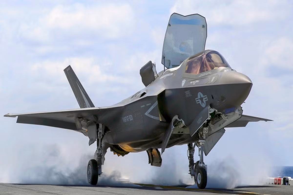 Nhầm phục vụ cho yêu cầu tác chiến của Quân đội Mỹ, F-35 được phát triển thành ba biến thể gồm F-35A, F-35B và F-35C với kiểu cất hạ cánh thông thường, cất cánh ngắn, hạ cánh thẳng đứng và cất - hạ cánh trên tàu sân bay để sử dụng cho các lực lượng không quân, lính thủy đánh bộ và hải quân. Nguồn ảnh: The Aviation.