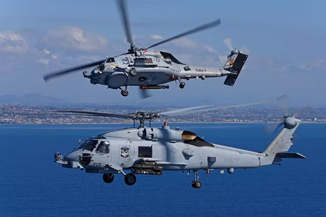Khả năng vũ trang của MH-60R rất ấn tượng. Nó có thể mang theo 4 tên lửa AGM-114 Hellfire, hoặc 3 ngư lôi hạng nhẹ Mk50 hoặc Mk46, súng máy 7,62 mm bên hông phải để tự vệ.