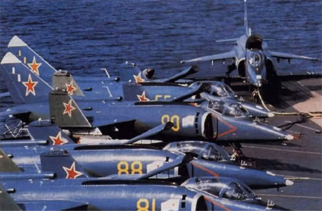 Các thông số còn lại của tiêm kích hạm có khả năng cất hạ cánh thẳng đứng Yak-38 của Liên Xô bao gồm tốc độ tối đa 1.050 km/h, bán kính chiến đấu khoảng 500 - 600 km, trần bay 11.000 m, vận tốc leo cao 4.500 m/phút.