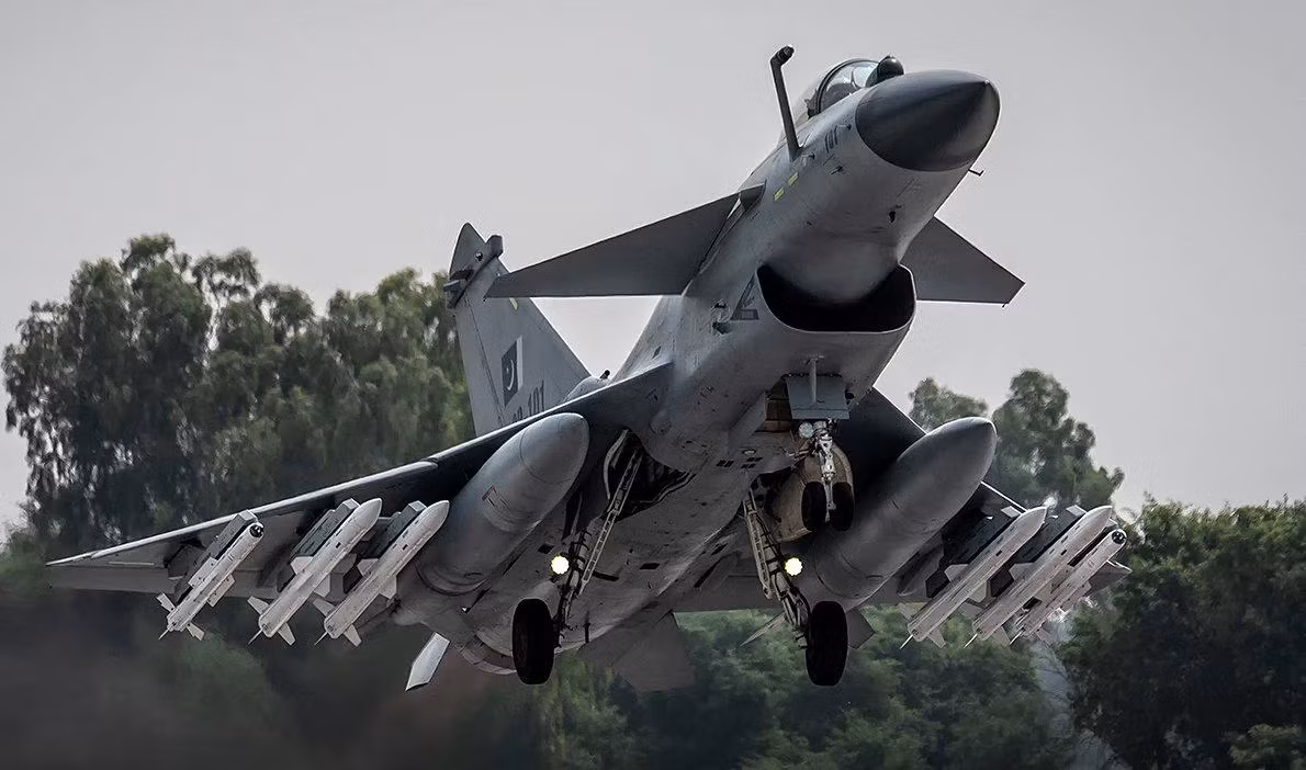 Trước khi trận không chiến xảy ra, PAF hôm 4/5 đã điều một biên đội tiêm kích J-10C, mang theo tên lửa đối không PL-15E, để đối phó hoạt động của chiến đấu cơ Ấn Độ gần biên giới. Truyền thông Pakistan cho biết sự xuất hiện của biên đội J-10C mang tên lửa PL-15E này đã khiến các tiêm kích Rafale Ấn Độ phải hủy nhiệm vụ và chuyển hướng tới sân bay Srinagar, thay vì quay lại điểm cất cánh ban đầu là căn cứ Ambala.