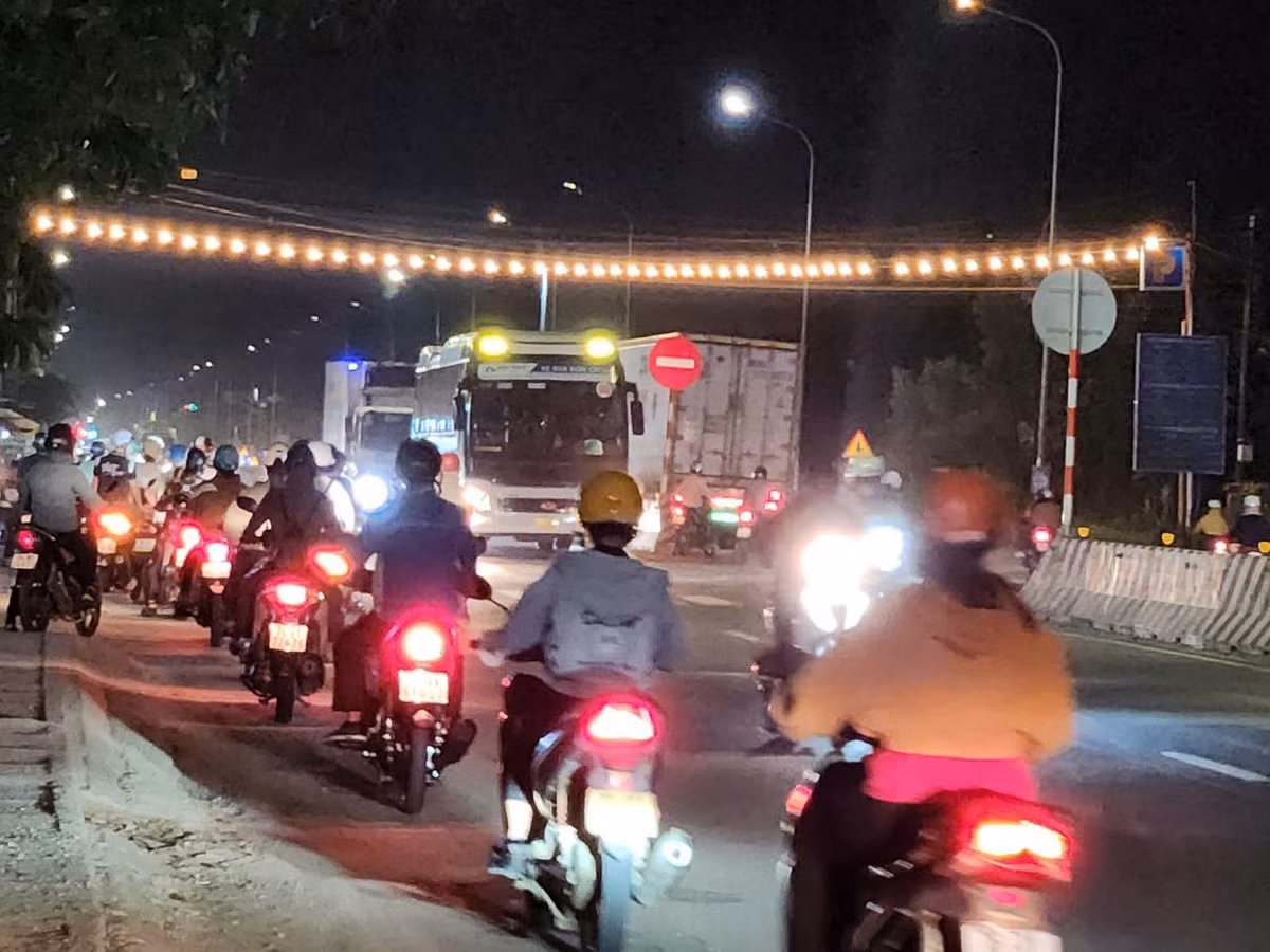 CSGT Quang Ngai quyet xoa diem den boi xe nguoc chieu tren QL 1A-Hinh-2