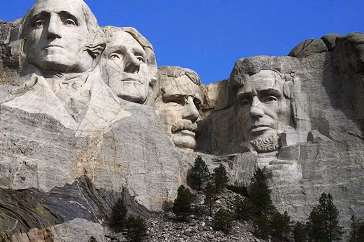 Núi Mount Rushmore nổi tiếng nước Mỹ cũng như thế giới khi được kiến trúc sư Gutzon Borglum thiết kế chạm khắc gương mặt của 4 Tổng thống Mỹ. Trong quá trình xây dựng kiệt tác này, ông Borglum cho người xây dựng một căn phòng bí mật nhằm lưu giữ và bảo quản các giấy tờ ghi lại lịch sử của nước Mỹ sau hàng nghìn năm.