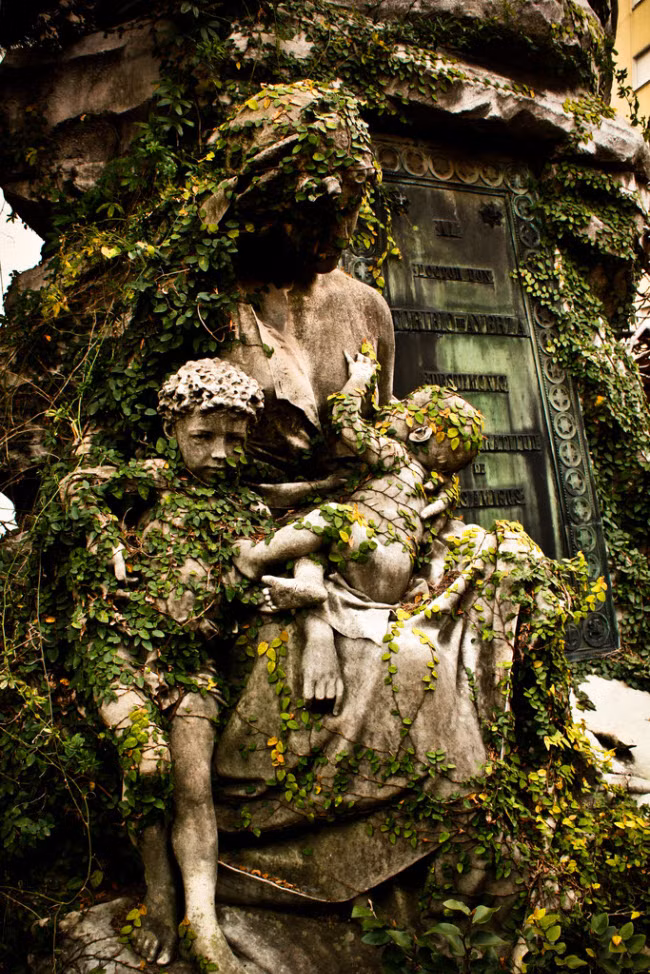 Nghĩa trang La Recoleta, Buenos Aires, Argentina: Nghĩa trang nổi tiếng này có niên đại từ nửa đầu thế kỷ thứ 18. Nhiều người nổi tiếng ở Argentina được chôn tại đây cùng với nhiều bức tượng đẹp.
