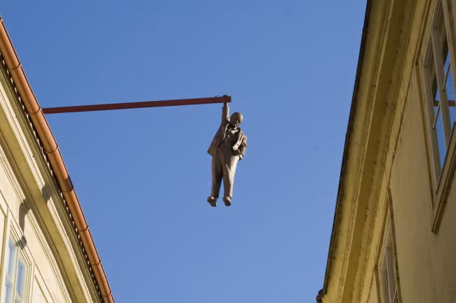 Tượng người treo, Prague, Cộng hòa Czech: Bức tượng khắc họa bác sĩ Sigmund Freud của David Cerny được treo trên một thanh xà gắn vào mái nhà.