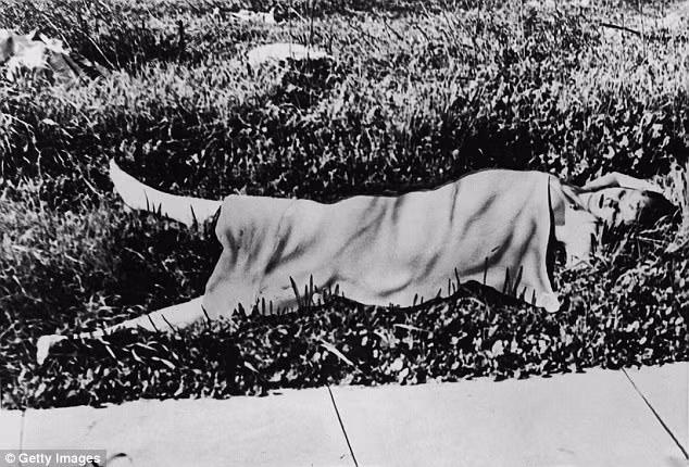 Một người phụ nữ đi bộ cùng con trai đã phát hiện thi thể của Elizabeth Short. Ban đầu, người này cho rằng đó là một ma-nơ-canh bị vứt bỏ. Tuy nhiên, khi nhìn kỹ thì người phụ nữ kinh hãi nhận ra đó là thi thể một phụ nữ.