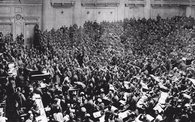 Dưới sự lãnh đạo của Lenin và đảng Bolshevik (tiền thân của Đảng Cộng sản Liên Xô sau này), nhân dân lao động đã giành được chính quyền trong Cách mạng tháng Mười Nga lịch sử.