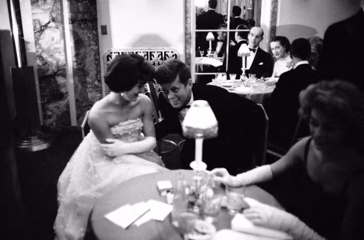 Ông Kennedy trong một buổi tiệc được tổ chức tại khách sạn Waldorf Astoria ở New York ngày 22/11/1956. Ảnh: Getty.