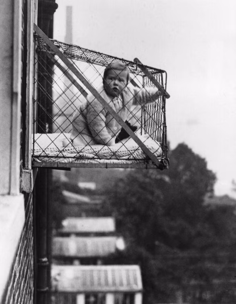 Vào những năm 1930, những chiếc lồng ngủ lơ lửng thế này khá phổ biến ở Anh. Phát minh kỳ lạ này được lắp bên ngoài cửa sổ và lưới mắt cáo nhỏ cùng màn che bên trong nên bé sẽ không lo bị tấn công bởi ruồi, hay muỗi...