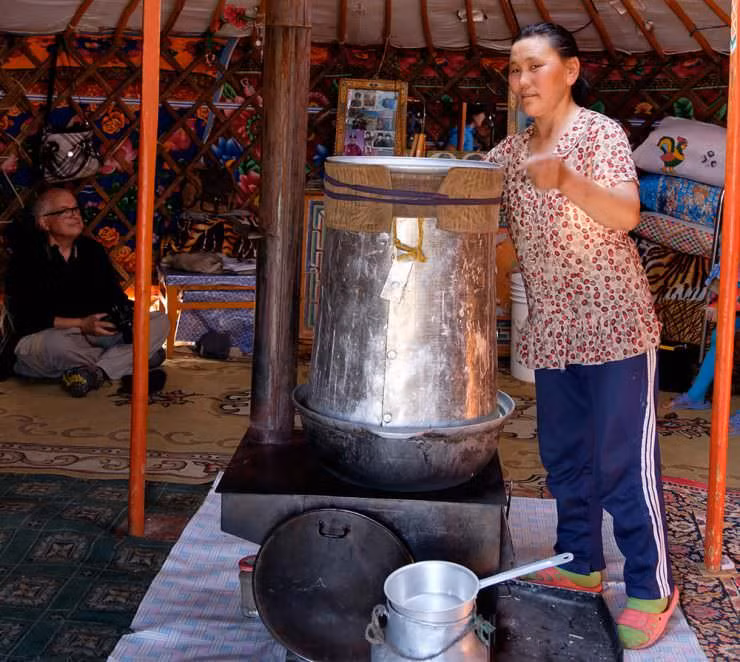 Rượu sữa ngựa (còn biết đến với tên gọi Airag) là loại đồ uống nổi tiếng thế giới của người Mông Cổ.