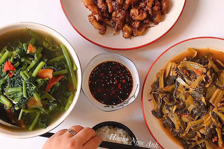 Chia sẻ với phóng viên, chị cho hay mẹ của chị mặc dù cũng bận rộn buôn bán ngoài chợ nhưng thấy con gái mình mải mê kinh doanh mà bỏ bê ăn uống.
