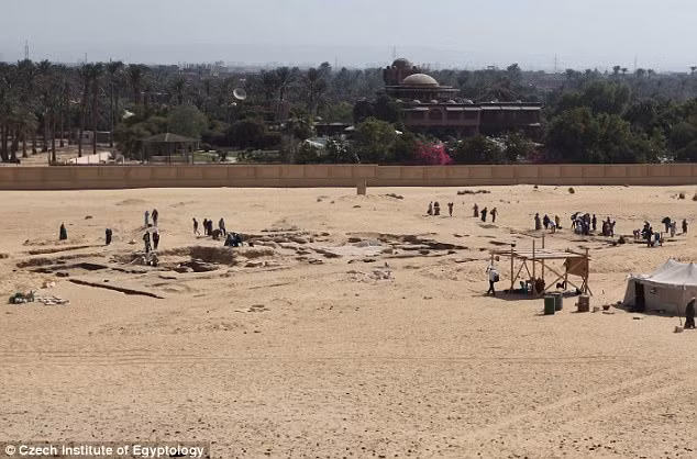 Các chuyên gia còn phát hiện nhiều chi tiết chạm khắc và trang trí thuộc thời kỳ pharaoh Ramses II tại di chỉ khảo cổ này. Với phát hiện này, nó giúp các chuyên gia có cơ hội khám phá nhiều điều bí ẩn về Vương triều thứ 19.