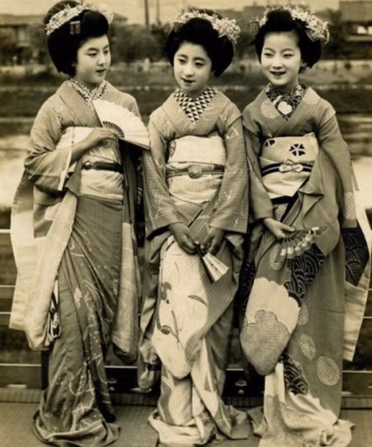 Những cô gái Maiko (từ để gọi các cô gái đang trong thời kỳ tập sự trở thành một Geiko trình diễn nghệ thuật truyền thống như ca múa, nhạc, trà đạo) trẻ trung, duyên dáng trong bộ kimono truyền thống của Nhật Bản khoảng 100 năm trước.
