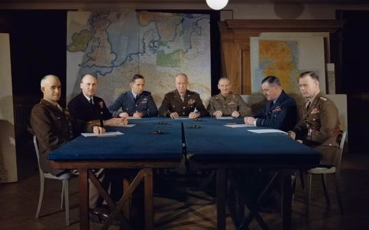 Người phụ trách cuộc đổ bộ D-Day, Tướng Dwight D Eisenhower và các chỉ huy cao cấp tại Trụ sở Tối Cao Quân đồng minh ở London tháng 2/1944.
