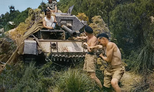 Những người lính thông nòng pháo xe tăng tại El Aroussa, Tunisia tháng 5/1943.