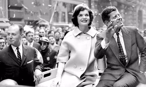 Liên quan đến vụ ám sát Tổng thống Kennedy gây chấn động thế giới trên, Liên Xô còn cho rằng, Lee Harvey Oswald là “một kẻ loạn thần bất trung với đất nước và nhiều thứ khác nữa”.