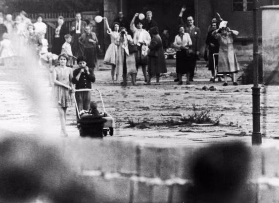Đến tháng 6/1945, 4 bên thực hiện việc cai quản nước Đức. Tuy nhiên, vào cuối những năm 1950, đầu những năm 1960, hàng triệu người đã di tản khỏi Đông Đức, vượt qua ranh giới đề vào Tây Đức.