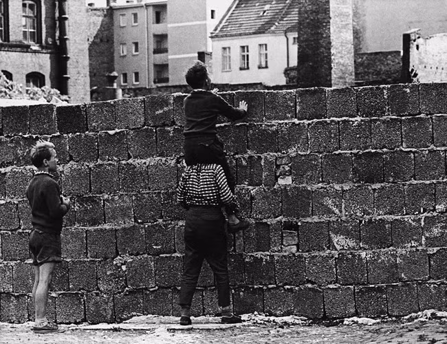 Vào năm 1966, Hartmut Richter, 18 tuổi, đã bơi suốt 4 tiếng để tránh lực lượng lính biên phòng Đông Đức. Theo đó, anh vượt qua kênh đào Teltow và tới Tây Berlin một cách an toàn.