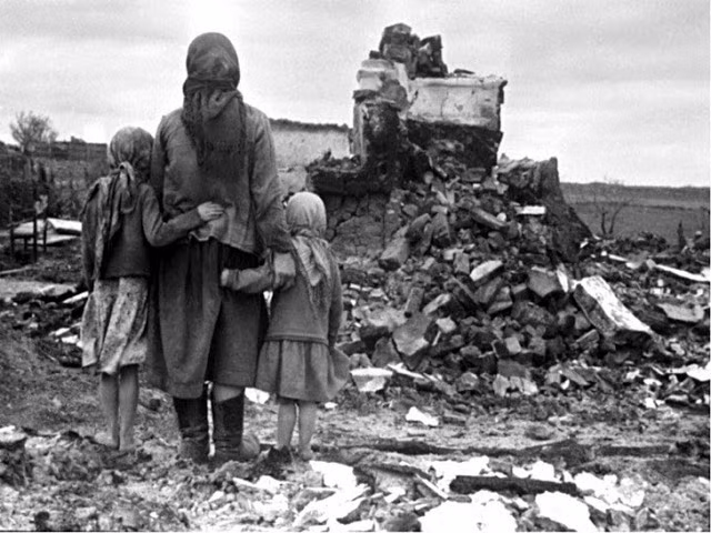 Người phụ nữ đưa hai con trở về nhà ở Belarus năm 1944 nhưng trước mắt họ chỉ là những đổ nát, hoang tàn.