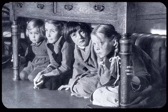 Trẻ em trốn dưới một chiếc tủ khi Đức quốc xã rải bom không kích London tháng 10/1940.