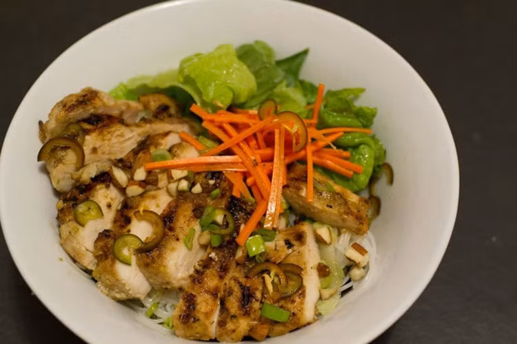 Gà nướng với sả chanh, chỉ đơn giản vậy thôi nhưng món ăn này cực kỳ ngon và được lòng du khách. Món gà nướng sả thường được ăn kèm với cơm và các loại rau thơm.