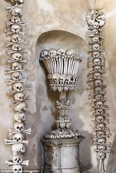 Nhìn bề ngoài, nhà thờ Sedlec Ossuary giống như bao nhà thờ khác. Tuy nhiên, khi bước chân vào bên trong nhà thờ này, du khách sẽ bất ngờ, thậm chí là cảm thấy rợn người khi có tới hơn 70.000 bộ xương người được dùng để trang trí.
