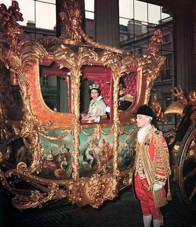 Hình ảnh đáng nhớ Nữ hoàng Elizabeth II trong lễ đăng quang tổ chức tại cung điện Buckingham, London, Anh năm 1953.