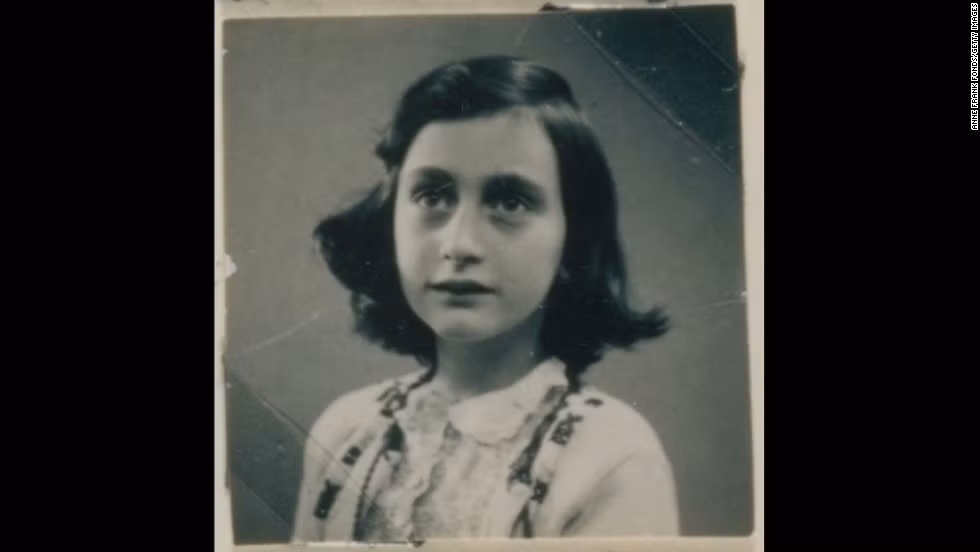 Bí ẩn này bắt đầu bằng sự kiện xảy ra vào ngày 4/8/1944. Khi ấy, đội cảnh sát Amsterdam - nơi đang bị chính quyền phát xít chiếm đóng bất ngờ ập vào ngôi nhà của Anne Frank.