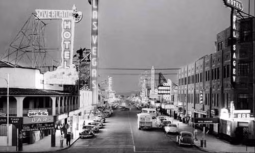 Đường Fremont ở Las Vegas rực rỡ ánh đèn khi màn đêm buông xuống.