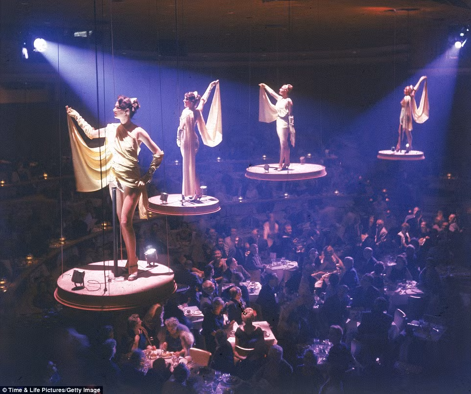 Bluebell Girls đến từ câu lạc bộ đêm Lido (Paris) biểu diễn trước hàng trăm khán giả ở khách sạn Stardust tại Las Vegas năm 1958.