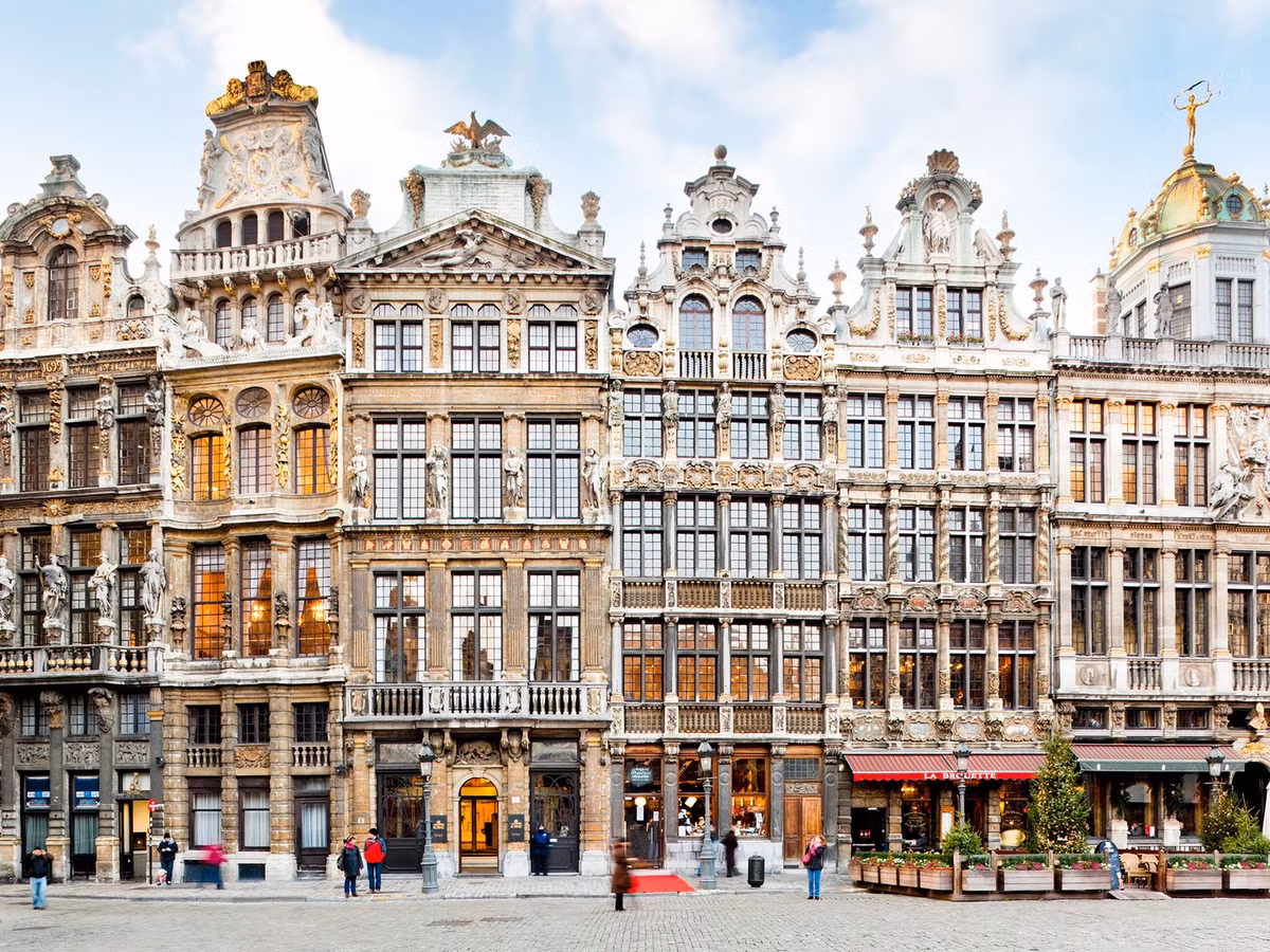 Quảng trường La Grand-Place nằm ở trung tâm thành phố Brussels (Bỉ) được xây dựng vào giữa thế kỷ 14 - 17. Điểm nổi bật nhất của Quảng trường là tháp chuông cao 97m mang kiến trúc Gothic. Đây cũng là biểu tượng của thành phố Brussels.
