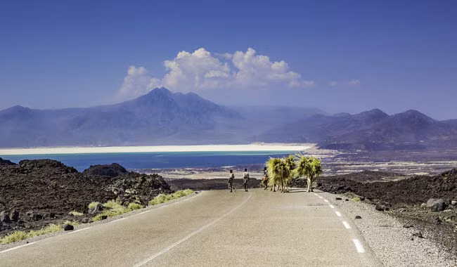 Djibouti có kiến tạo địa chất rất da dạng, với các sa mạc trông như trên sao hỏa. Du khách có thể bắt gặp cảnh tượng các lỗ phun địa nhiệt hay bờ hồ được phủ kín bởi những tinh thể muối khổng lồ. Cuộc sống ở quốc gia này diễn ra rất chậm, nên bạn có cảm giác như thời gian ngừng trôi. Tới đây, du khách có thể thư giãn trên các bãi biển hoang sơ hay tham gia hoạt động lặn cùng cá mập voi.
