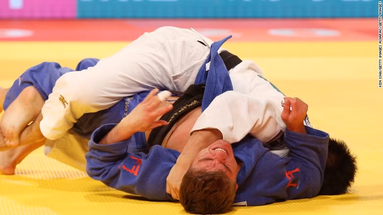 Trong tiếng Nhật, Judo có nghĩa là "nhu đạo". Trong đó, “Ju” có nghĩa là nhường bước và “Do” có nghĩa là mềm dẻo. Về cơ bản, Judo là trận đấu về kỹ năng chứ không phải sức mạnh. Các võ sĩ thường chỉ dùng lực cần thiết tối thiểu khi ra đòn.