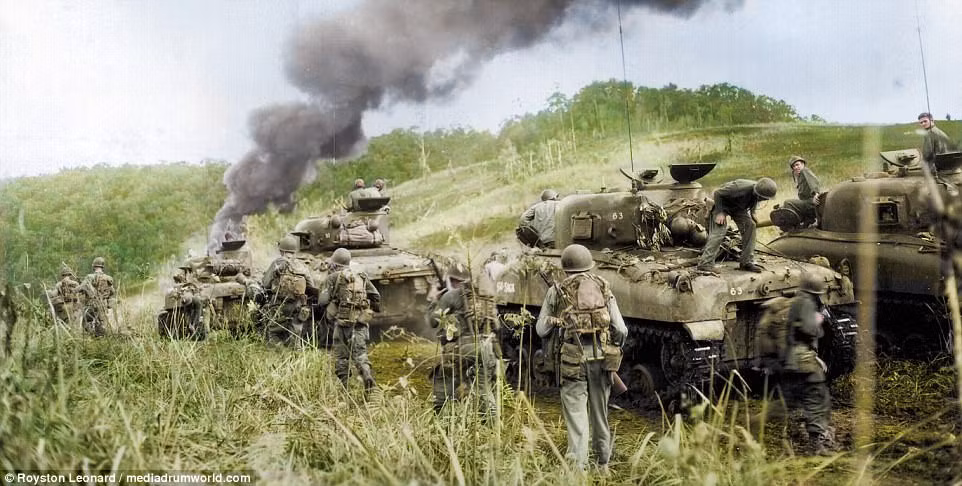 Mỹ triển khai lực lượng lớn binh sĩ cũng như xe tăng chiến đấu tại Hollandia, New Guinea tháng 4/1944.