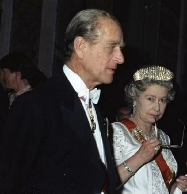 Mỗi ngày, Nữ hoàng Elizabeth II uống 4 ly cocktail.