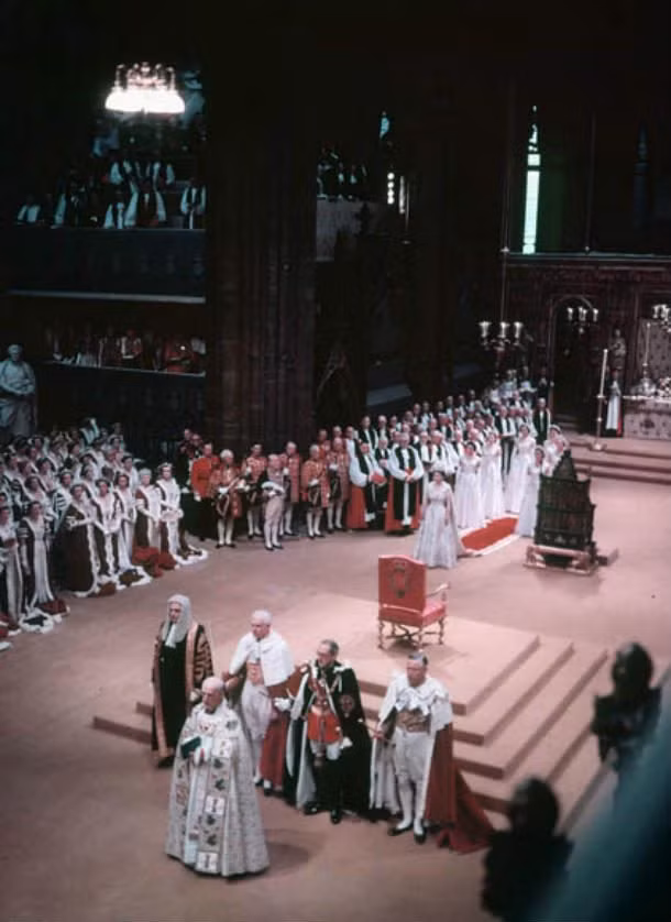 Nữ hoàng Elizabeth II đã gặp người chồng hiện tại - Hoàng thân Philip tại một đám cưới từ khi còn nhỏ. Đến tháng 11/1947, hai người tổ chức hôn lễ long trọng tại tu viện Westminister Abbey.
