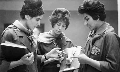 Hai sinh viên (trái) khoa Y ở Kabul (thủ đô đất nước Afghanistan) nghe giáo sư giảng giải về một bộ phận cơ thể người. Bức hình chụp vào năm 1962.