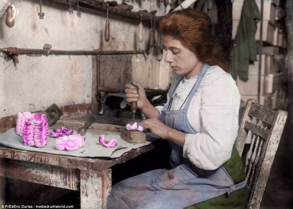 Hình ảnh đau lòng một bé gái tại cơ sở làm hoa giả ở Mỹ năm 1905.