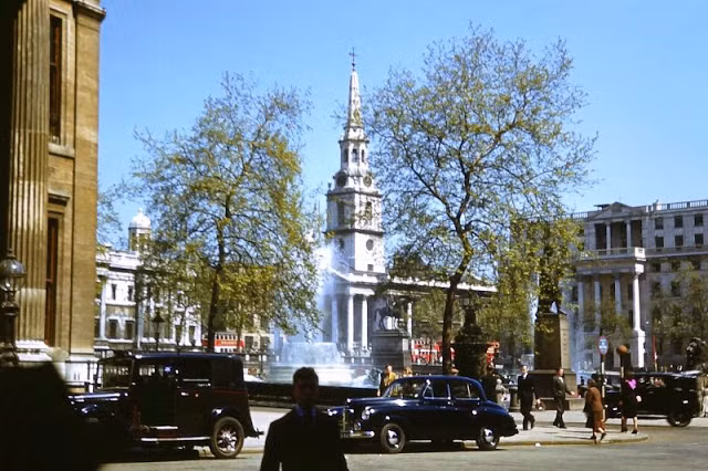Khung cảnh sầm uất ở quảng trường Trafalgar tại London.