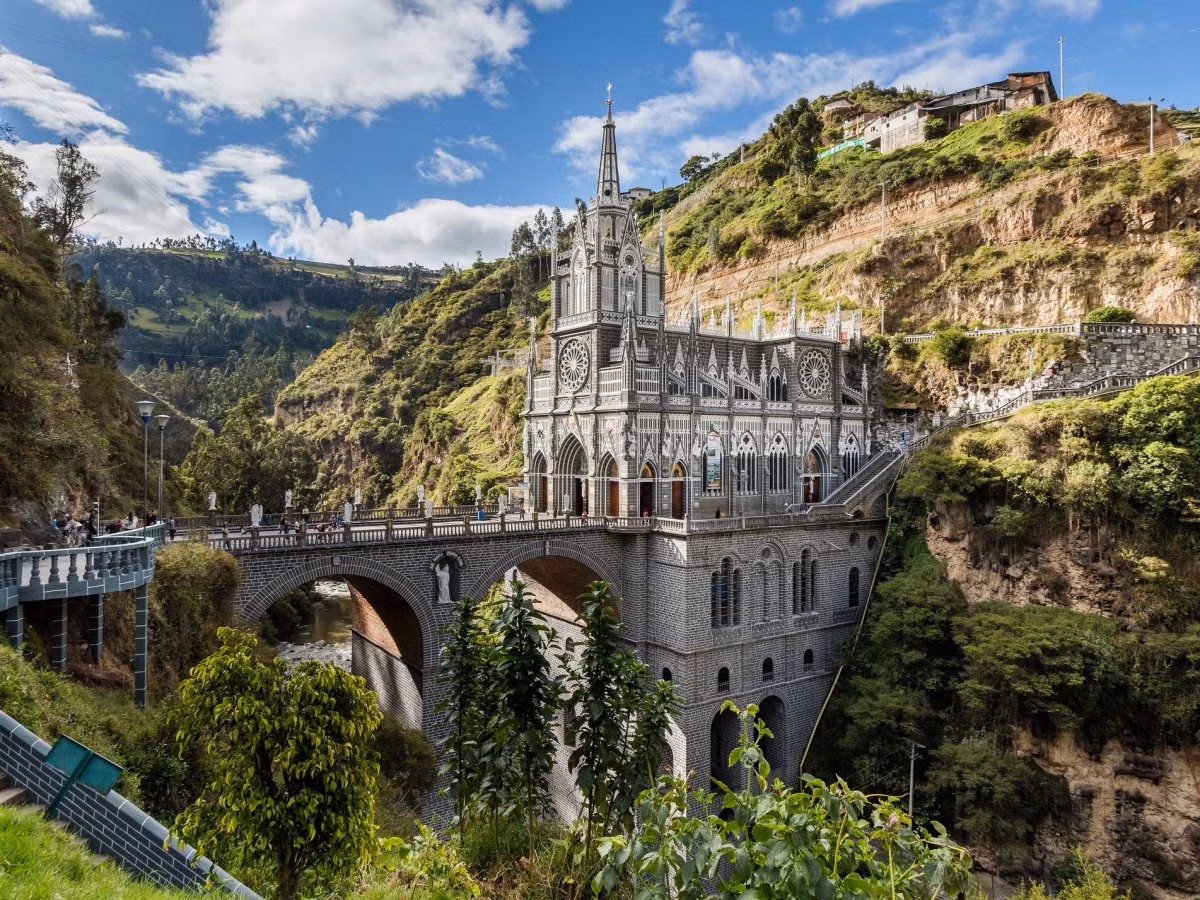 Thánh đường Las Lajas ở Colombia được xây dựng trên độ cao 100m phía bên trong hẻm núi sông Guáitara vào khoảng năm 1916-1949. Công trình này mang phong cách kiến trúc Gothic hiện đại.