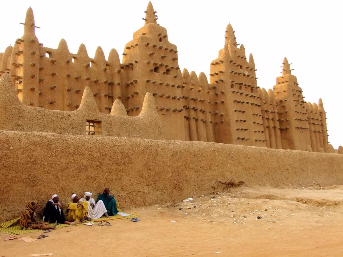 Nhà thờ Hồi giáo The Great Mosque of Djenné ở Mali là công trình có cấu trúc bùn lớn nhất trên thế giới. Nơi đây dựng xây dựng với sức chứa lên đến 3.000 người.