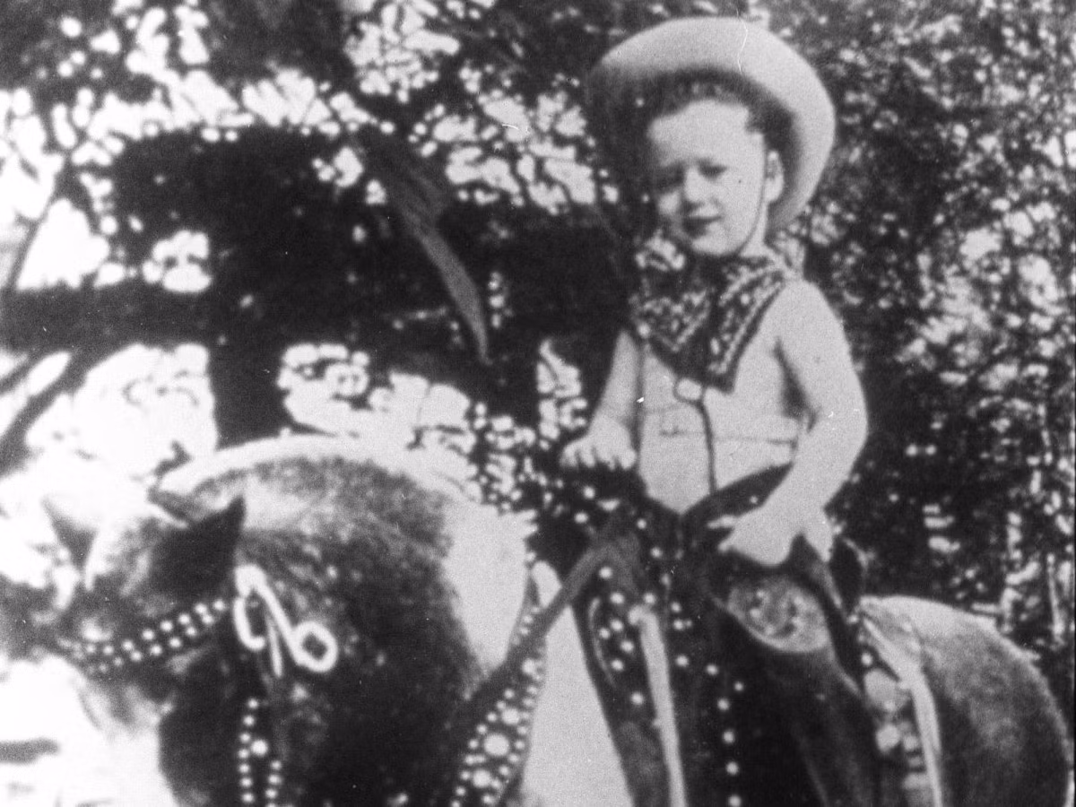 Cựu Tổng thống Mỹ Bill Clinton trông giống như một chàng cao bồi khi còn nhỏ. Ảnh chụp tại Arkansas.