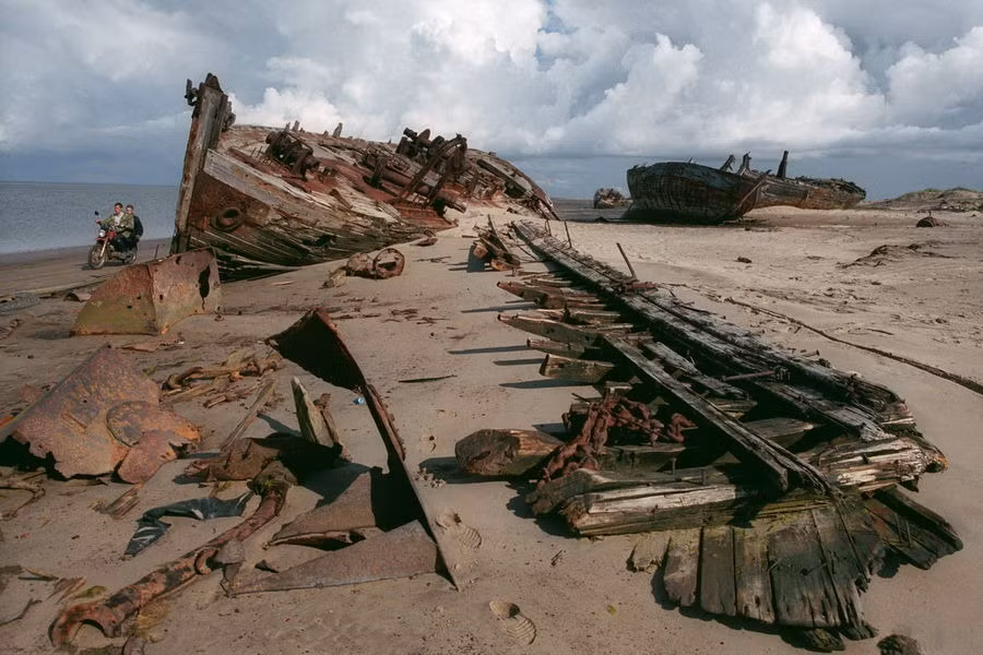 Một điều đặc biệt khác ở làng Shoyna là việc những ngôi nhà ở đây thường xuyên có thể bị cát vùi lấp đến tận mái.