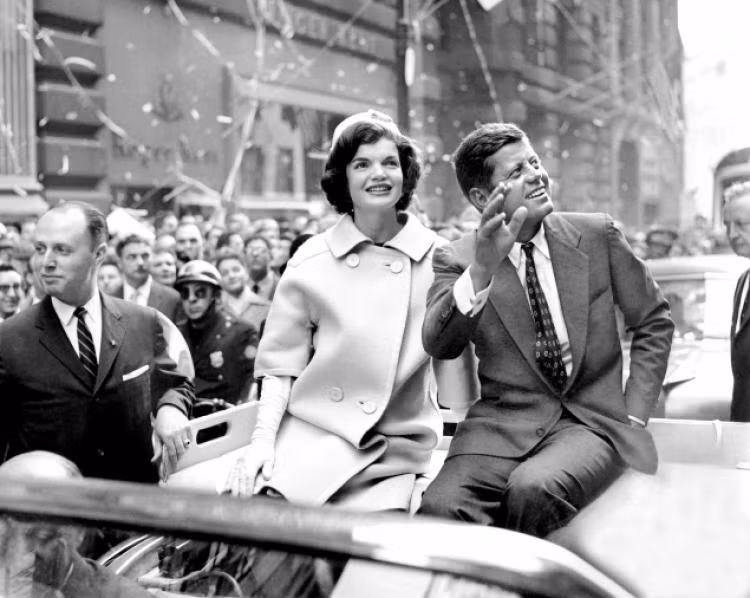 Cuối cùng là Tổng thống John F. Kennedy bị ám sát tại Dallas, Texas ngày 22/11/1963. Lee Harvey Oswald là hung thủ đã ra tay ám sát ông chủ Nhà Trắng này.