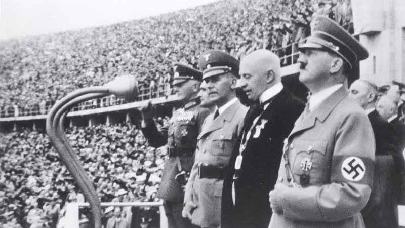 Theo bà Carla, chuyện khó tin trên xảy ra khi bà đi xuống để chụp ảnh Hitler bằng máy quay phim nhỏ của mình. Khi ấy Hitler đã nghiêng về phía trước, mỉm cười và ông ta có vẻ thân thiện đến nỗi bà chỉ muốn đứng đó và xin chữ ký của trùm phát xít. Hitler đã ký lên vé bơi của bà và mỉm cười. Vì vậy, bà đã hôn Hitler.