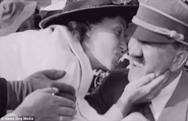 Vào ngày hôm đó, trùm phát xít Adolf Hitler đã tới tham dự Thế vận hội Berlin năm 1936 và ngồi cạnh Tướng August von Mackensen. Bà Carla de Vries, đến từ Norwalk, California, đang trong chuyến du lịch khắp châu Âu và mong muốn chụp được một bức ảnh của Hitler ở cự ly gần, cũng có mặt tại sự kiện này.