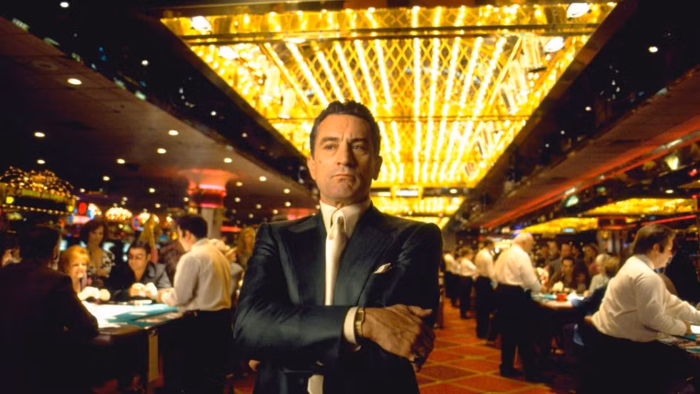 Las Vegas nổi tiếng thế giới khi người dân được đánh bạc một cách hợp pháp tại các sòng bạc.